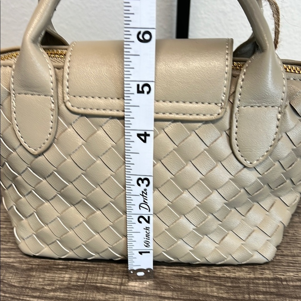 Expressions NYC | Woven Vegan Handbag w/Crossbody! 🌟 - Picture 10 of 11